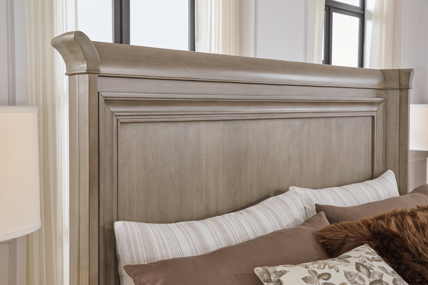 Lexorne Sleigh Bed