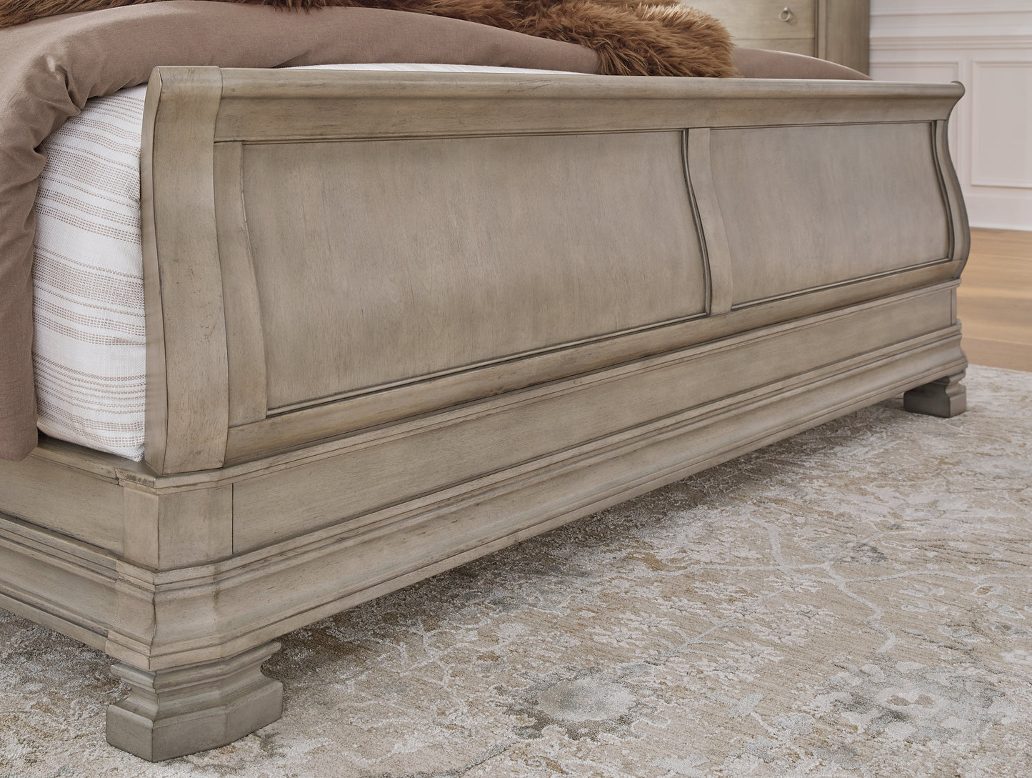 Lexorne Sleigh Bed