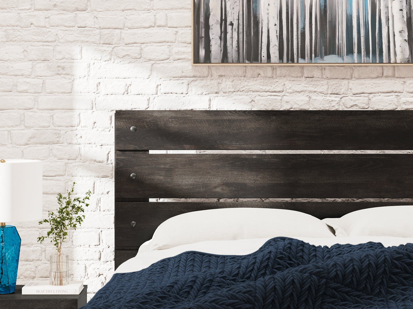 Hollivern King Panel Bed with Mirrored Dresser and Chest